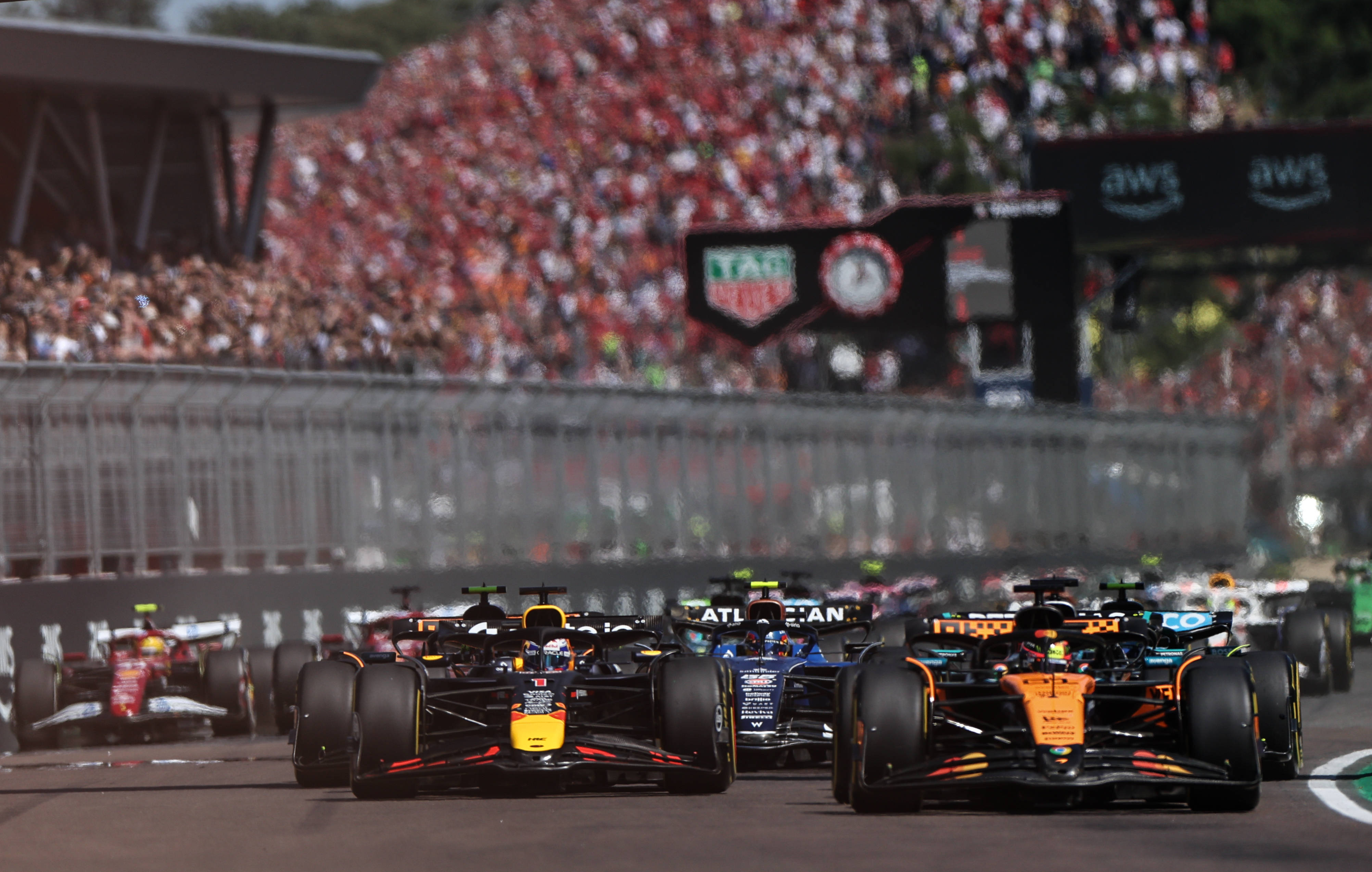 红牛二队完胜梅赛德斯,诺里斯点燃赛场 红牛二队完胜梅赛德斯,诺里斯点燃赛场