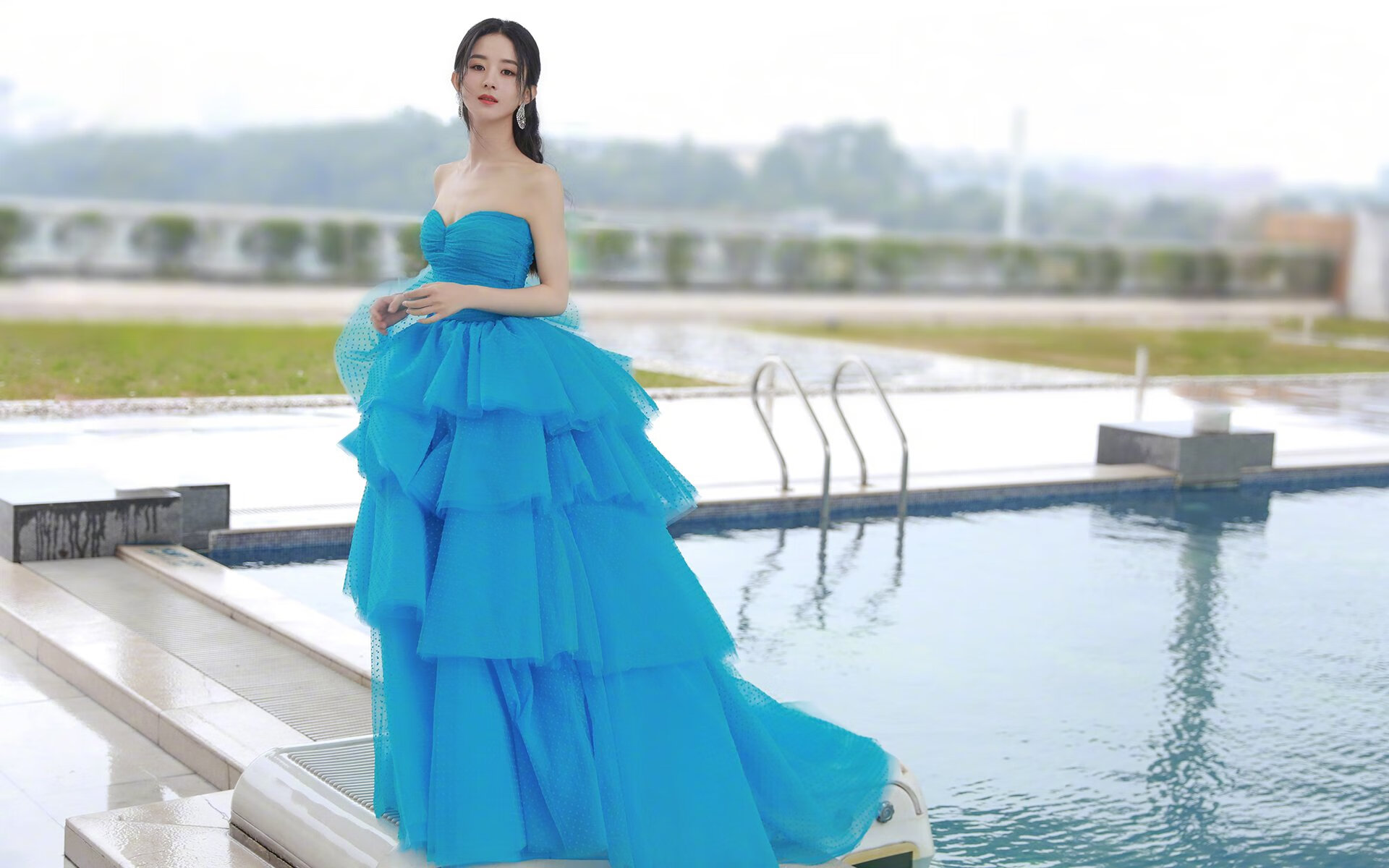 刹车点上的阿拉巴,2025 F1揭幕战夜与一粒尘埃的战争