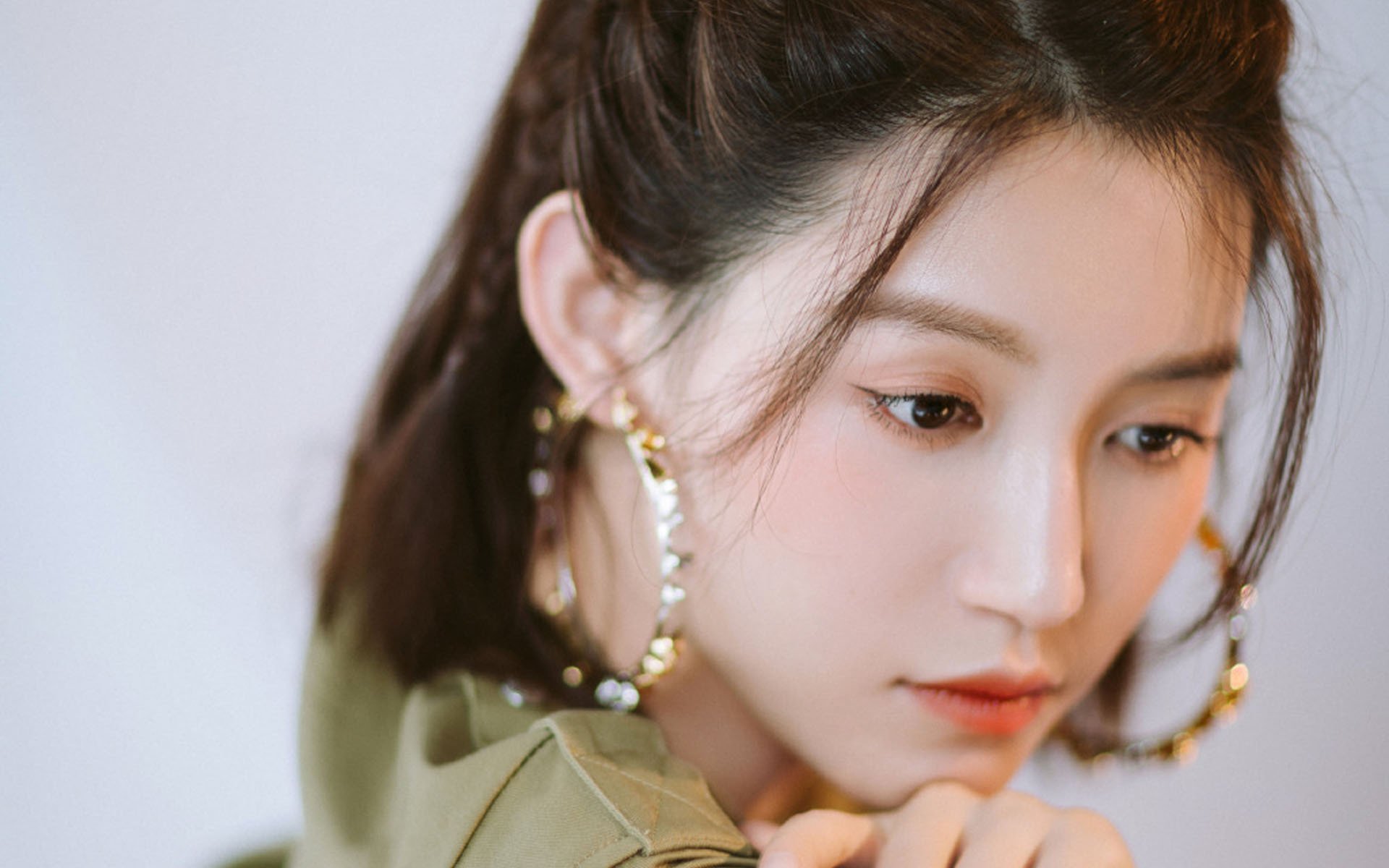 绿茵与跑道，当内马尔的桑巴刺穿铁幕，牙买加闪电收割英格兰王座